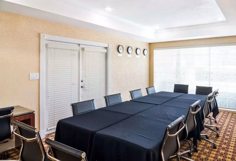 호텔 Quality Suites Irving Las Colinas