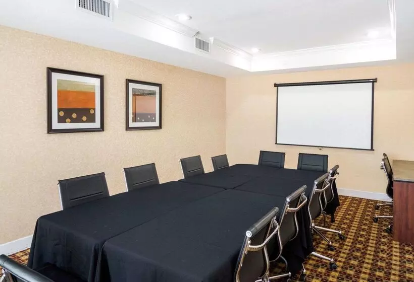 호텔 Quality Suites Irving Las Colinas