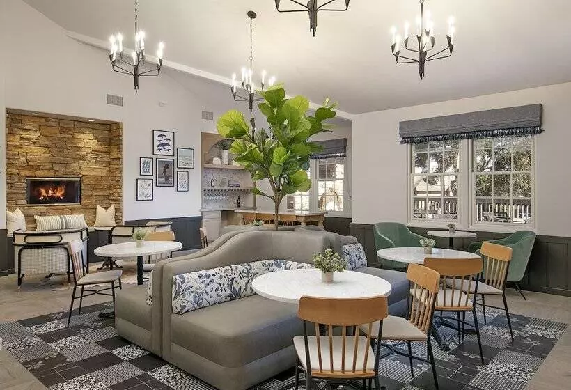 Отель Cottage Inn By The Sea