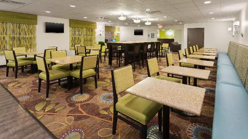 Отель Holiday Inn Express & Suites Wyomissing, An Ihg