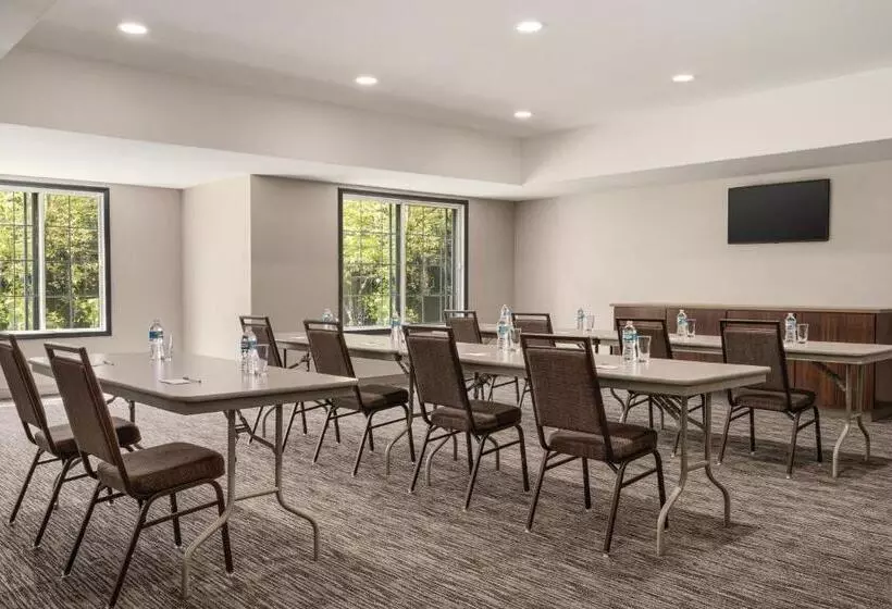 Отель Country Inn & Suites By Radisson, Detroit Lakes, Mn