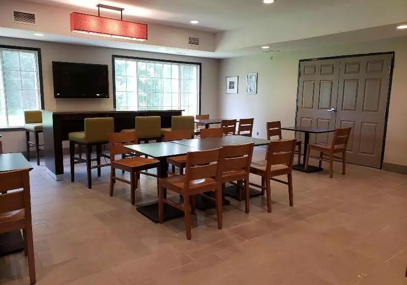 Отель Country Inn & Suites By Radisson, Detroit Lakes, Mn