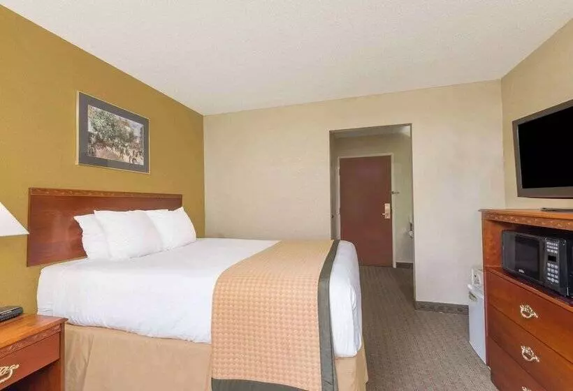 Отель Days Inn By Wyndham Norton