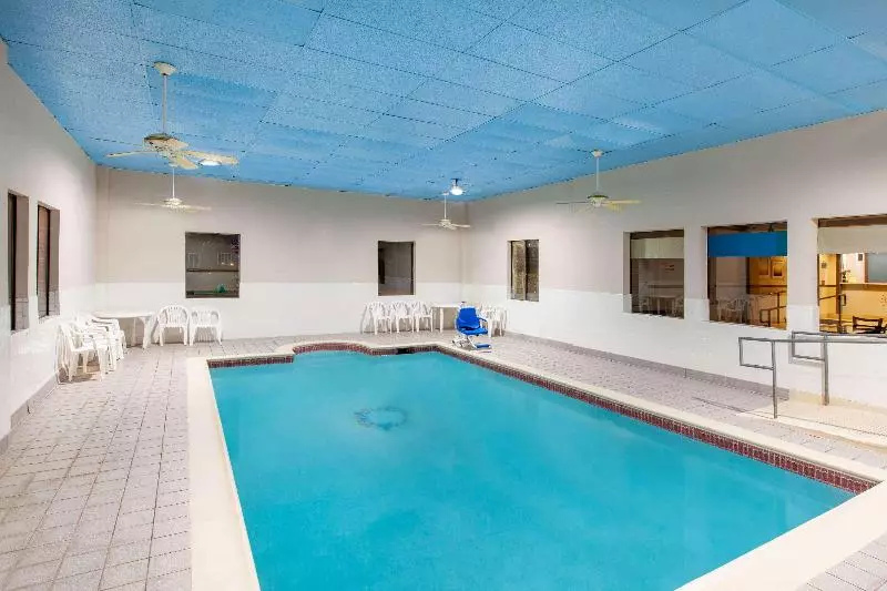 Hotel Days Inn & Suites By Wyndham Webster Nasaclearlakehouston