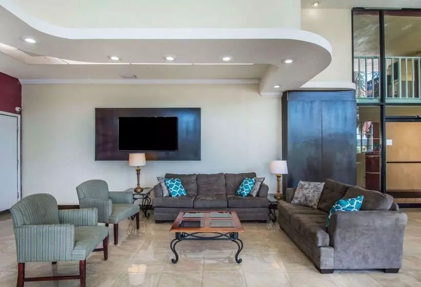 בית מלון כפרי Quality Inn & Suites At Tropicana Field