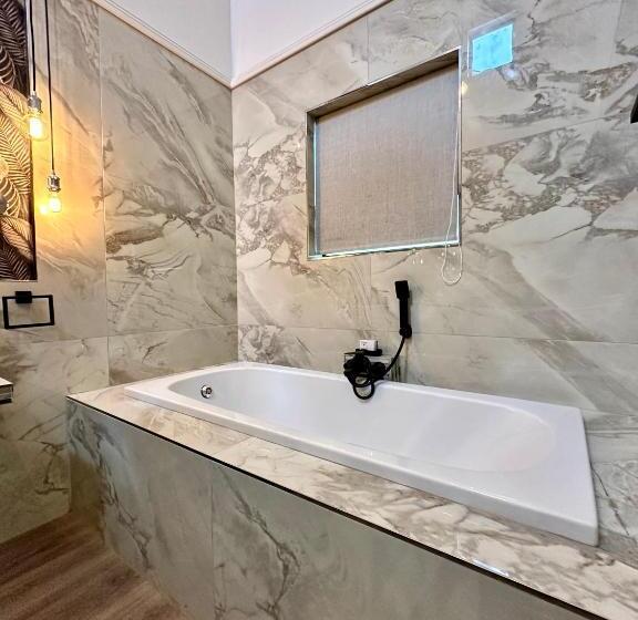 Bed & Breakfast Spacube Luxury Suites And Spa