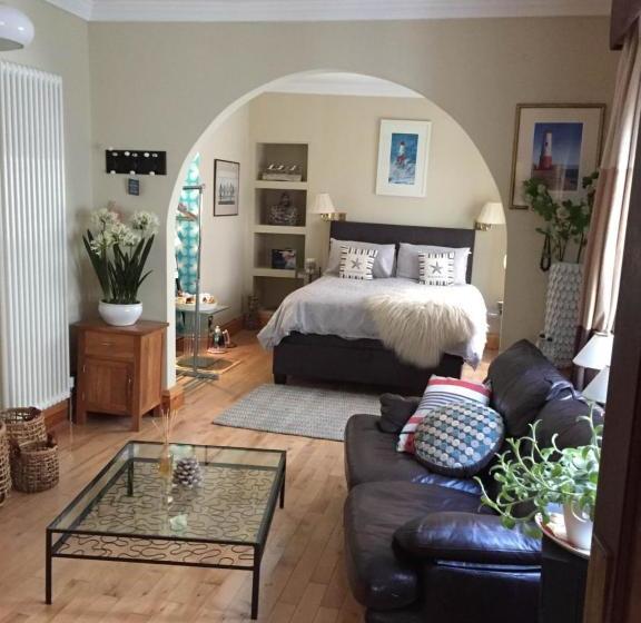 بنسيون The Captains Quarters