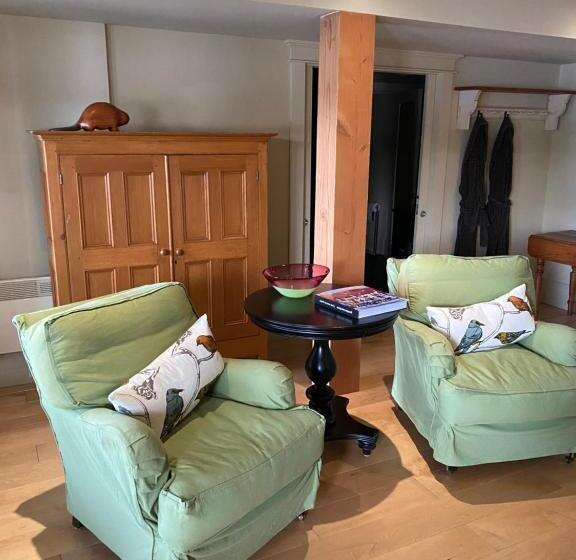 مبيت وإفطار Gîte Et Atelier De L Artiste Peintre Paysagiste Canadien Gordon Harrison