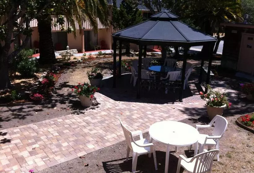 בית מלון כפרי Americas Best Value Presidents Inn On Munras