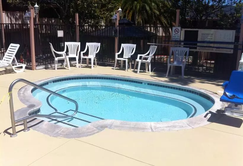 בית מלון כפרי Americas Best Value Presidents Inn On Munras