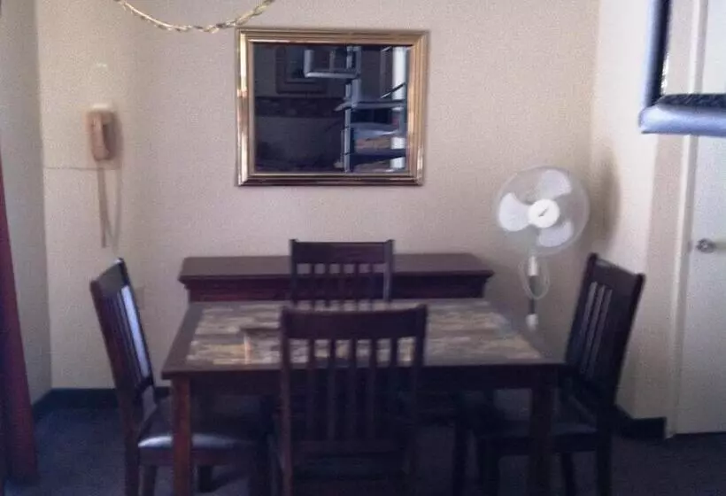 בית מלון כפרי Americas Best Value Presidents Inn On Munras