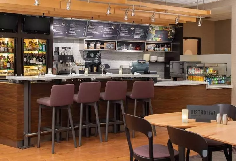 هتل Courtyard By Marriott Portland Airport