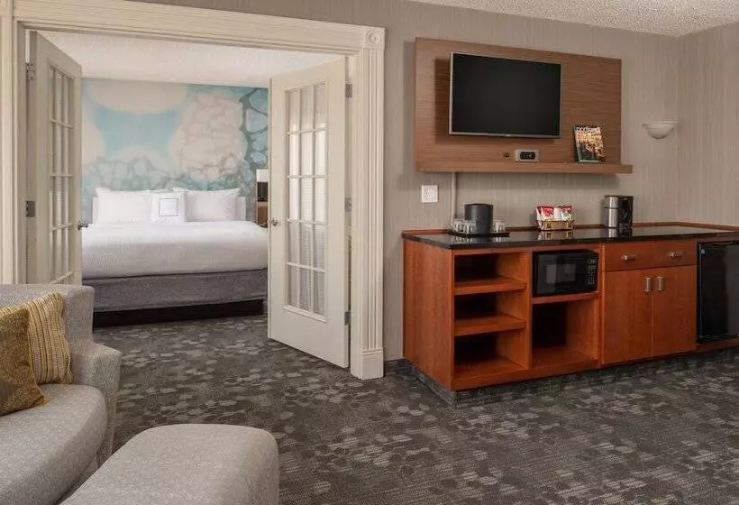 هتل Courtyard By Marriott Portland Airport