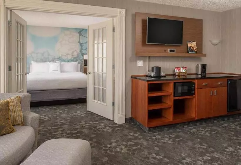 هتل Courtyard By Marriott Portland Airport