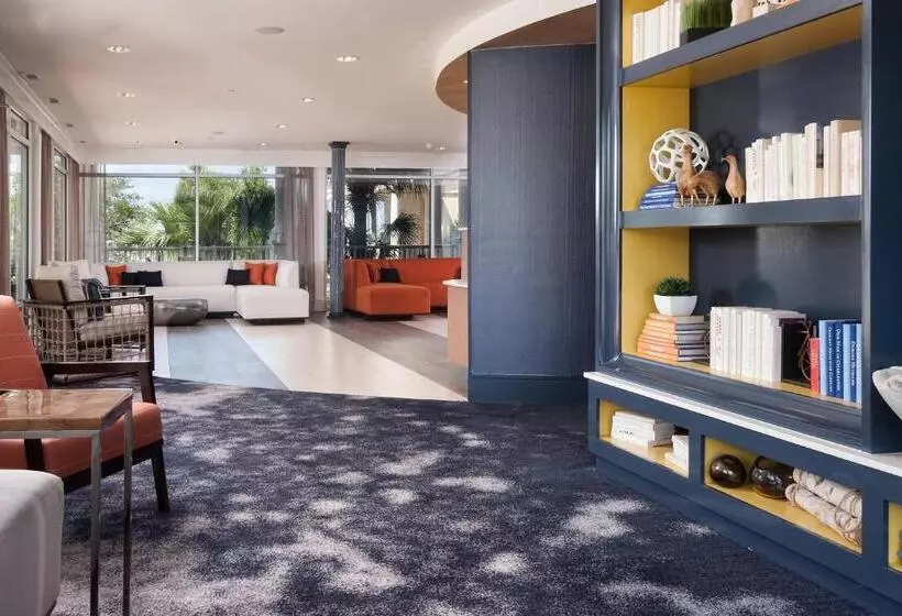 ホテル Courtyard Charleston Waterfront