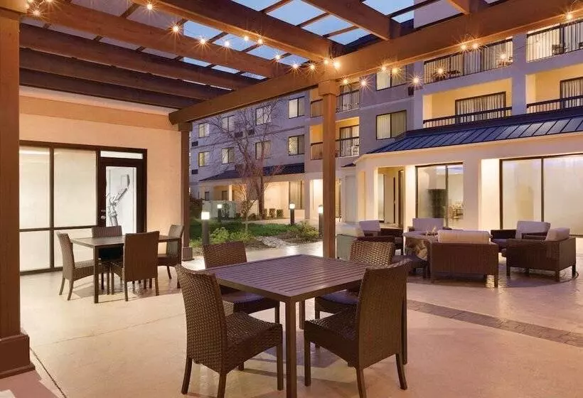 호텔 Courtyard Charlotte Airport North