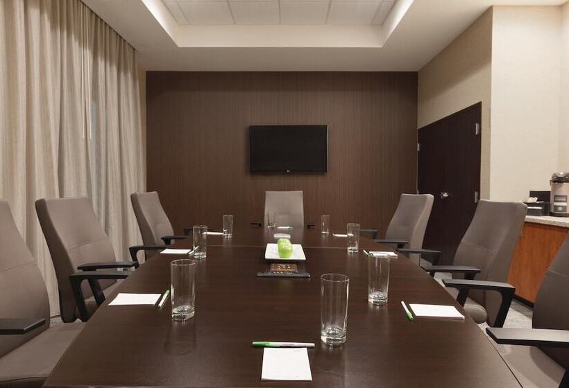 هتل Courtyard Charlotte Airport North