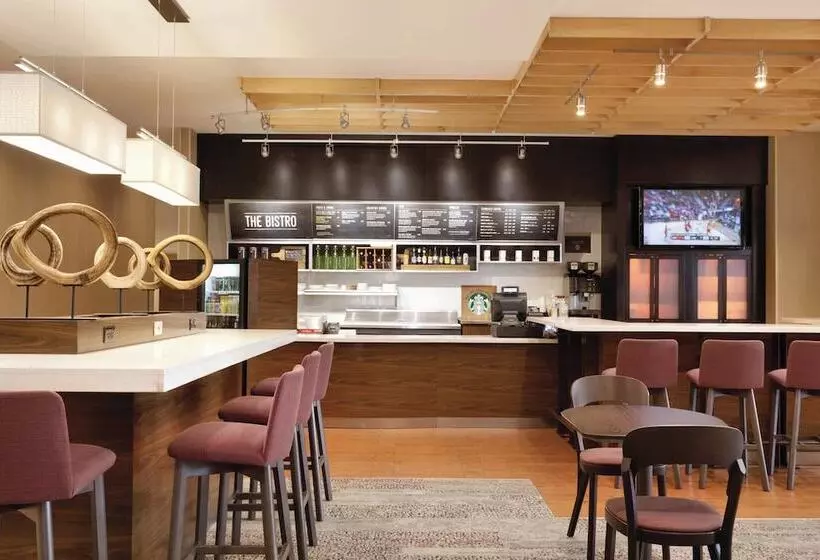 호텔 Courtyard Charlotte Airport North