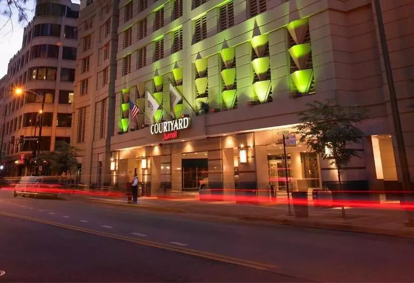 هتل Courtyard By Marriott Chicago Downtown/river North