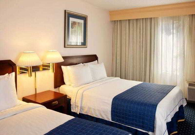 هتل Courtyard By Marriott Houston Hobby Airport