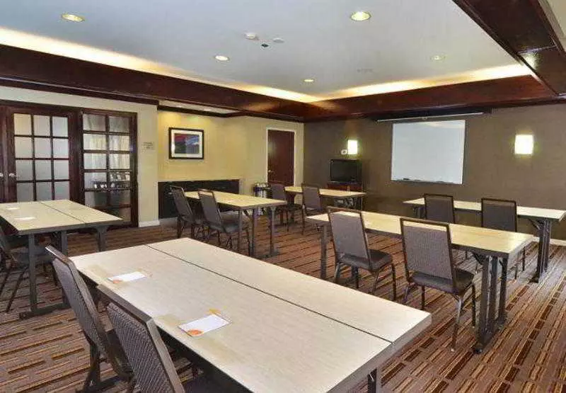 هتل Courtyard By Marriott Indianapolis South