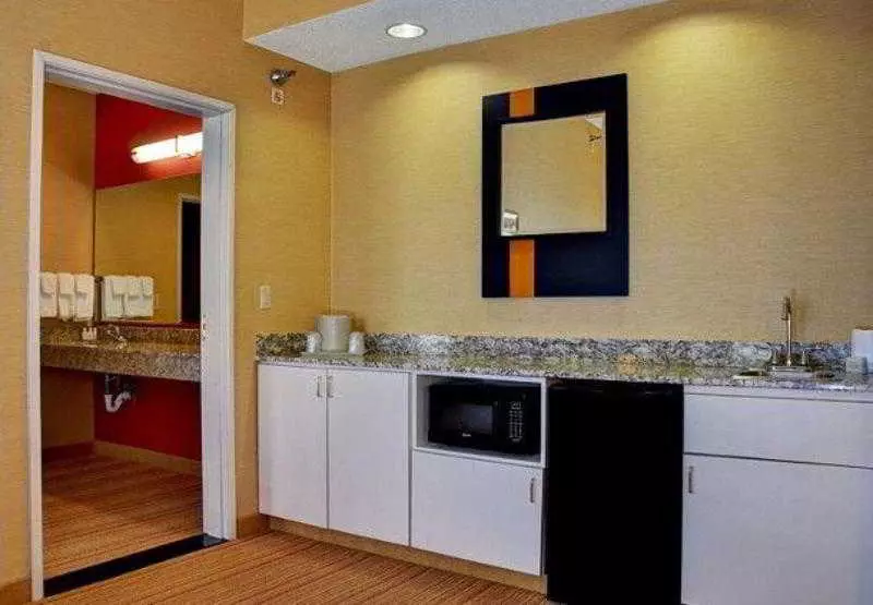هتل Courtyard By Marriott Indianapolis South