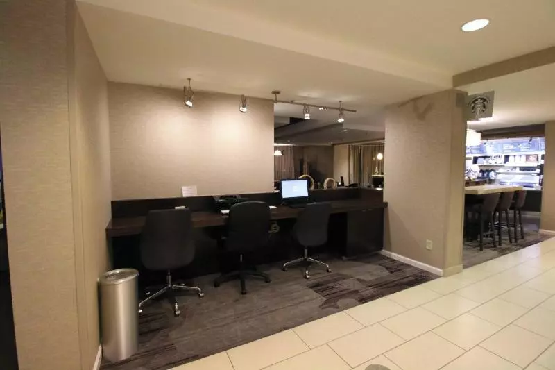 هتل Courtyard By Marriott Indianapolis South