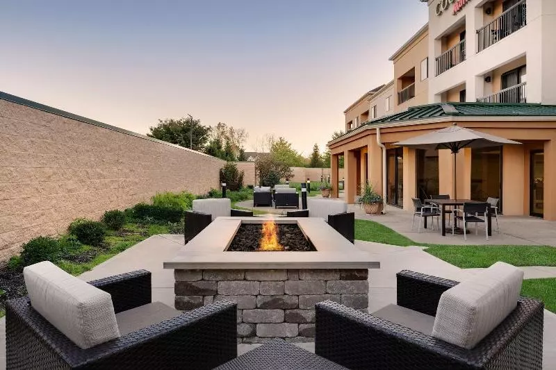 هتل Courtyard By Marriott Indianapolis South
