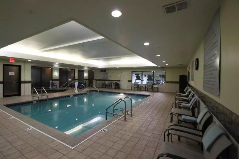 هتل Courtyard By Marriott Indianapolis South