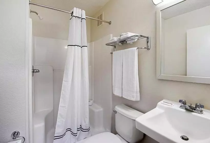 هتل Hometowne Studios By Red Roof Winston Salem   University Pkwy