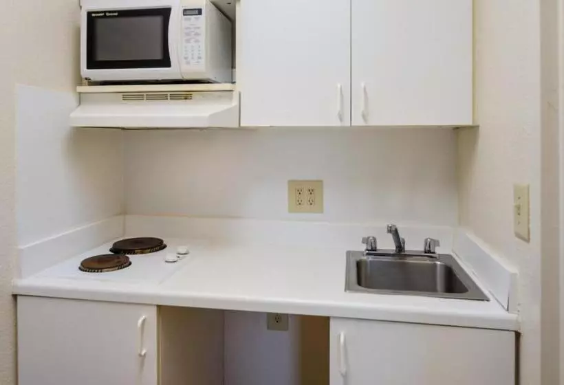 هتل Hometowne Studios By Red Roof Winston Salem   University Pkwy