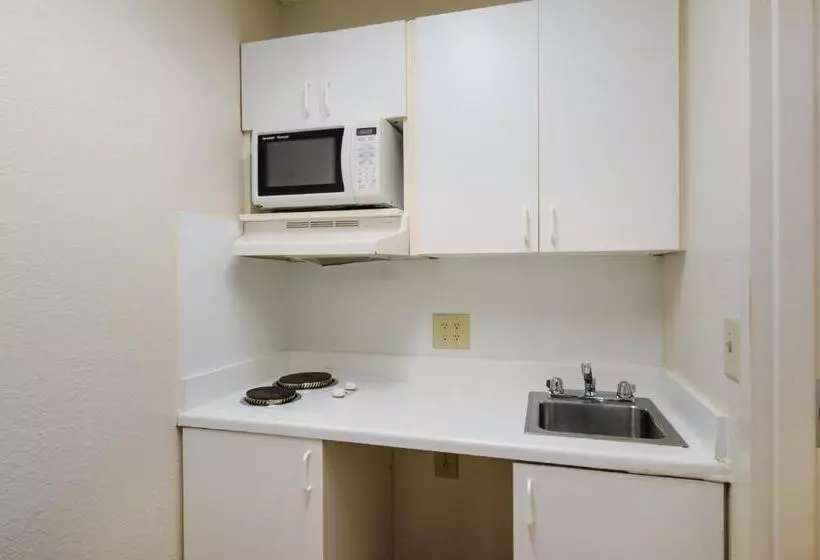 هتل Hometowne Studios By Red Roof Winston Salem   University Pkwy