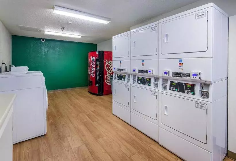 هتل Hometowne Studios By Red Roof Winston Salem   University Pkwy