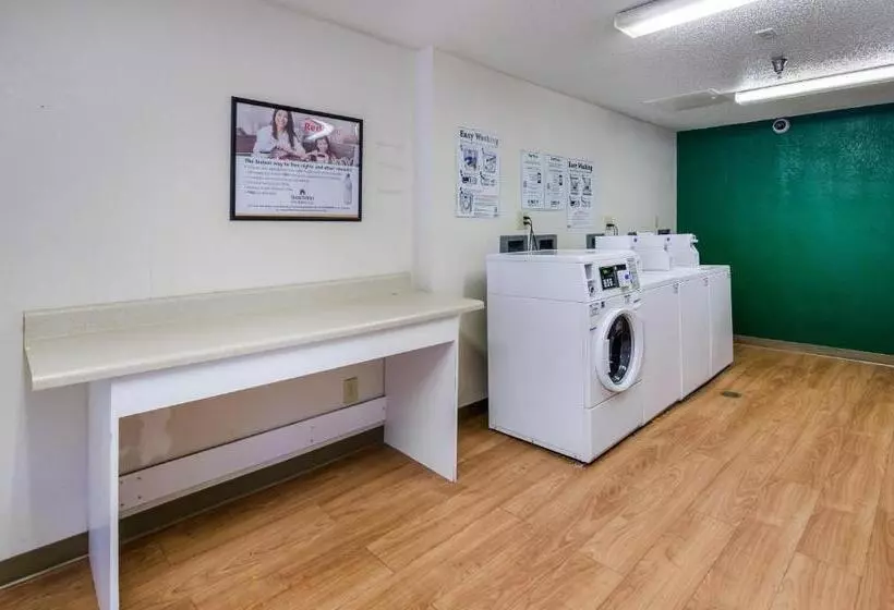 هتل Hometowne Studios By Red Roof Winston Salem   University Pkwy