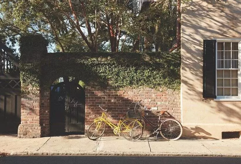 בית מלון כפרי The Charleston Place