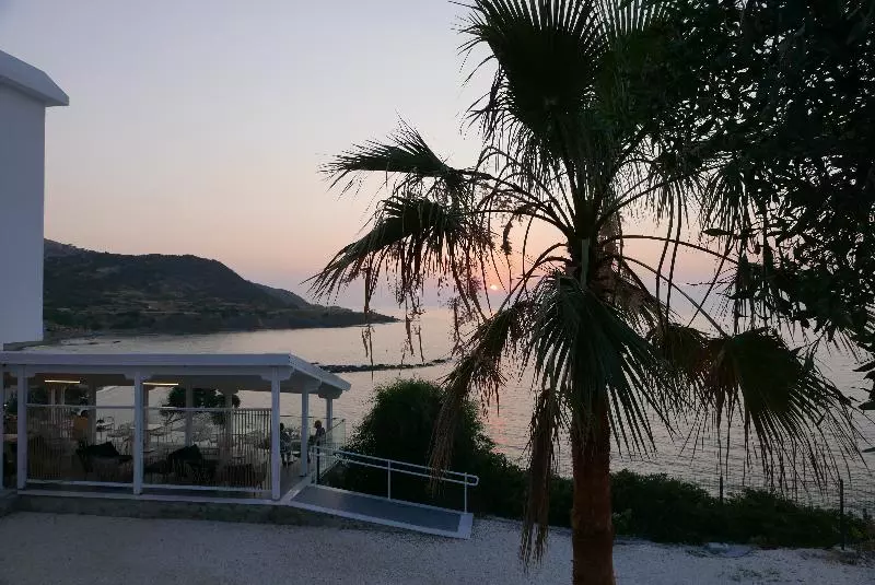 هتل E.j. Pyrgos Bay