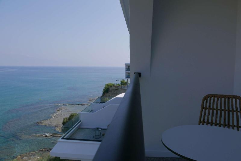 هتل E.j. Pyrgos Bay