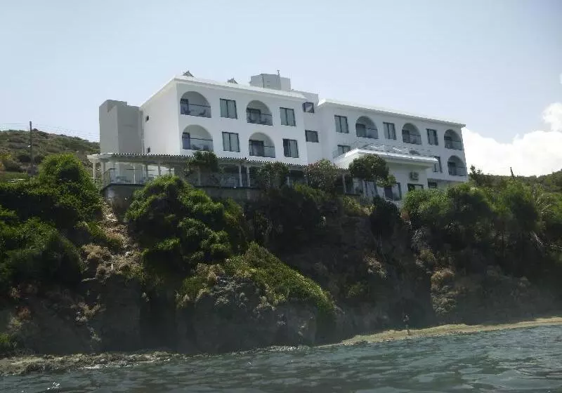 هتل E.j. Pyrgos Bay