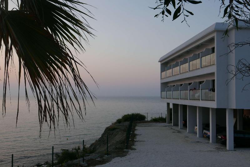 هتل E.j. Pyrgos Bay