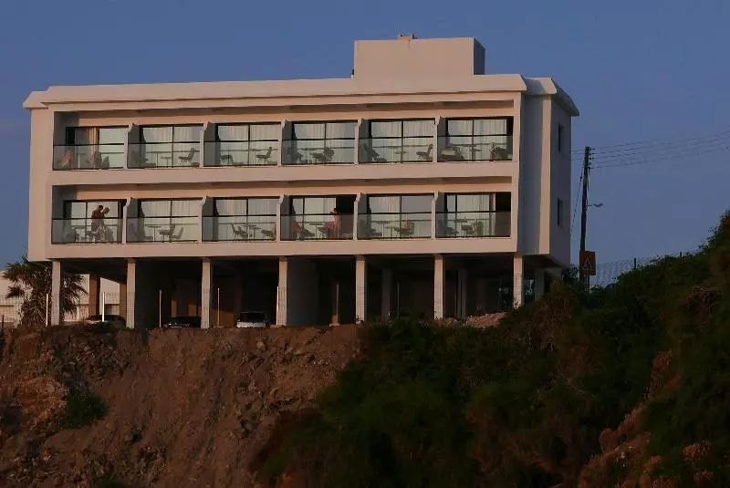 هتل E.j. Pyrgos Bay