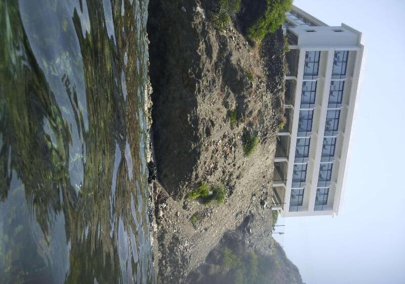 هتل E.j. Pyrgos Bay