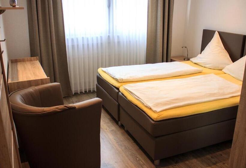 פנסיון Zur Brücke