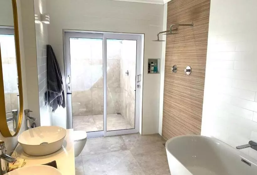 Majatalo 182 Old Transkei Road