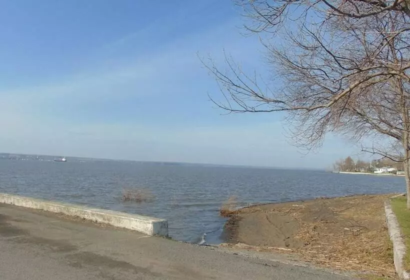 簡易ホテル L'auberge De Quai