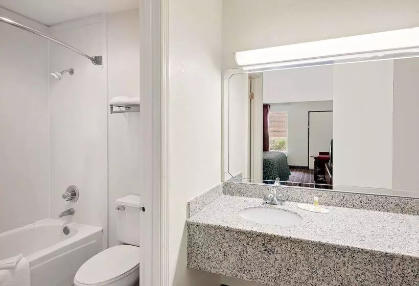 בית מלון כפרי Days Inn By Wyndham Cleveland Tn