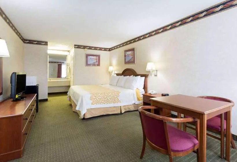 Отель Days Inn By Wyndham Clinton