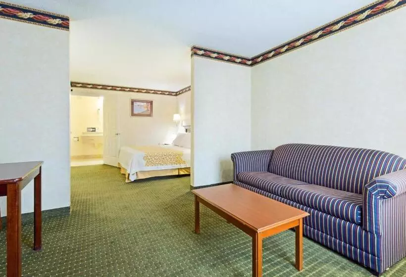 Отель Days Inn By Wyndham Clinton