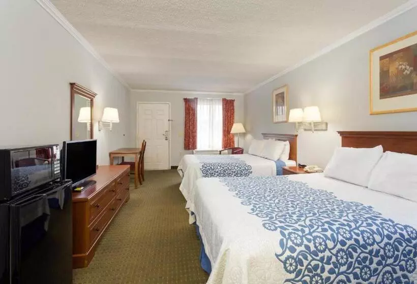 Отель Days Inn By Wyndham Clinton