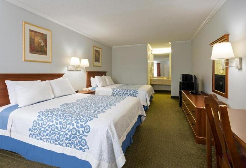 Отель Days Inn By Wyndham Clinton