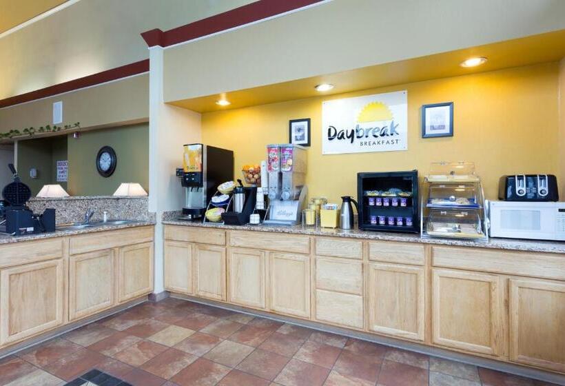 Отель Days Inn By Wyndham Clinton